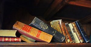Alte Bücher auf einem Regal